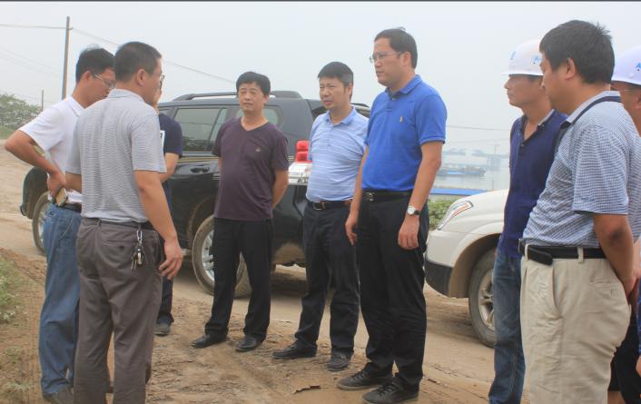 陳翔縣長一行赴贛江東岸防洪堤南延工程視察